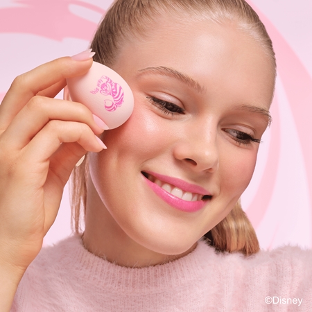 essence Disney Alice in Wonderland hubka na make-up