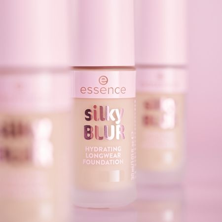 essence silky BLUR Natural Coverage Hydrating Foundation for a matt look