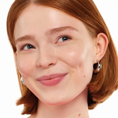 essence silky BLUR Natural Coverage Hydrating Foundation for a matt look