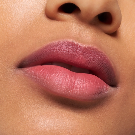 essence Blur Soufflé Šķidra matētā lūpu krāsa