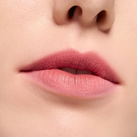 essence Blur Soufflé Šķidra matētā lūpu krāsa