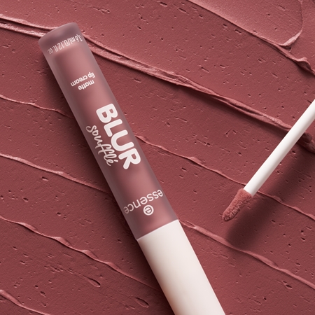 essence Blur Soufflé Šķidra matētā lūpu krāsa