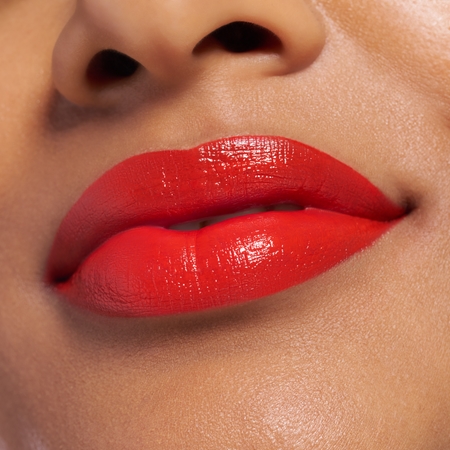essence satin GLOW cremiger Lippenstift mit Satin-Finish