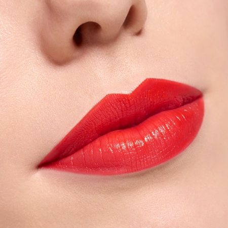 essence satin GLOW cremiger Lippenstift mit Satin-Finish