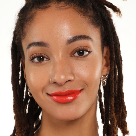 essence satin GLOW cremiger Lippenstift mit Satin-Finish