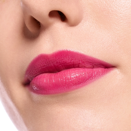 essence satin GLOW cremiger Lippenstift mit Satin-Finish