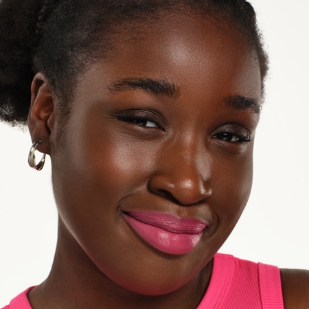 essence satin GLOW cremiger Lippenstift mit Satin-Finish