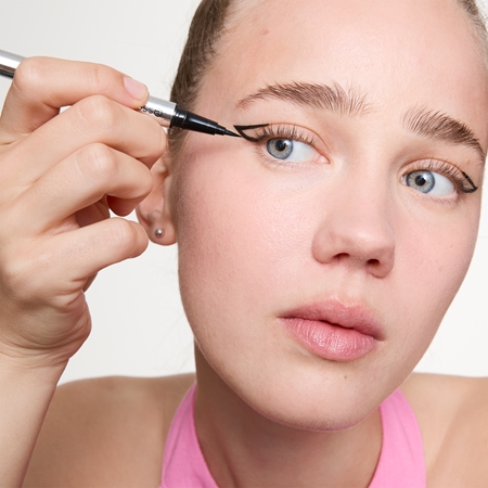 essence Lash PRINCESS PARTY Ūdensnoturīgs acu laineris