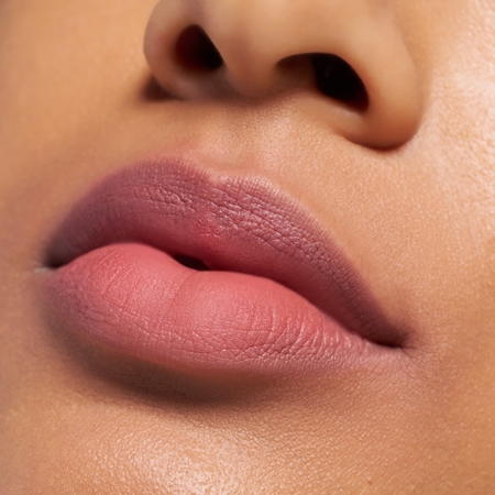 essence Blur Soufflé Šķidra matētā lūpu krāsa