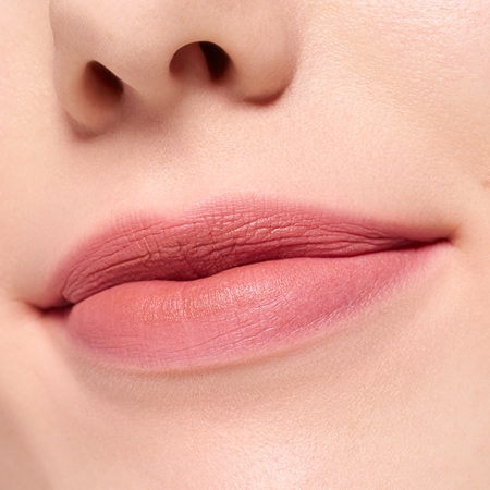 essence Blur Soufflé Šķidra matētā lūpu krāsa