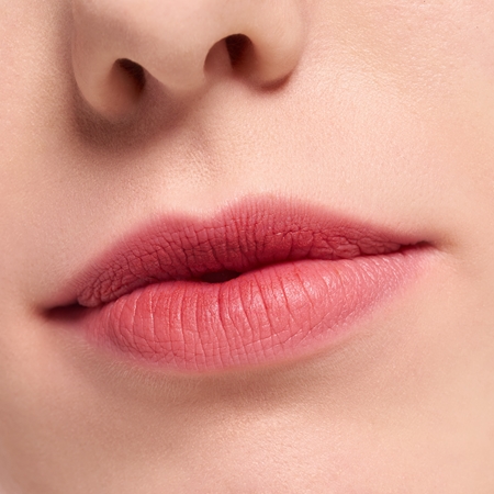 essence Blur Soufflé skystieji matiniai lūpų dažai