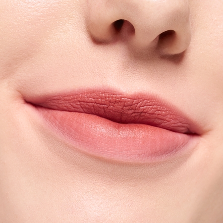 essence Blur Soufflé Šķidra matētā lūpu krāsa
