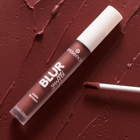 essence Blur Soufflé Šķidra matētā lūpu krāsa