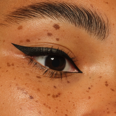 essence Eyeliner Pen präziser wasserbeständiger Liner für einen langanhaltenden Effekt