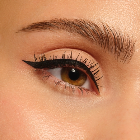 essence Eyeliner Pen präziser wasserbeständiger Liner für einen langanhaltenden Effekt