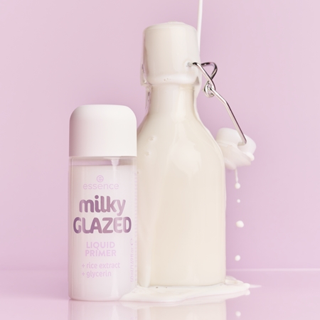 essence milky GLAZED feuchtigkeitsspendender Primer unter dem Make-up mit aufhellender Wirkung