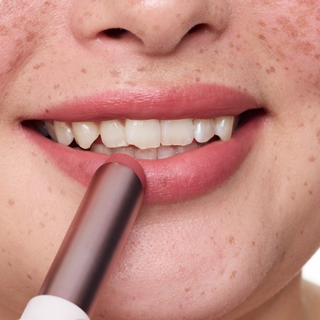essence Blur Soufflé tönender Lippenbalsam mit Matt-Effekt