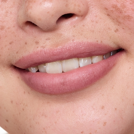 essence Blur Soufflé tönender Lippenbalsam mit Matt-Effekt