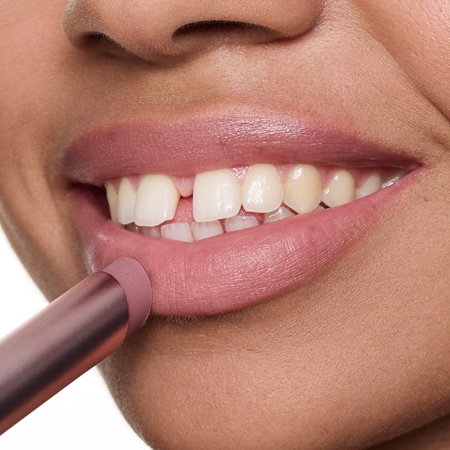 essence Blur Soufflé tönender Lippenbalsam mit Matt-Effekt