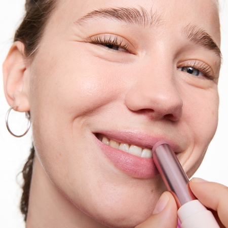 essence Blur Soufflé tönender Lippenbalsam mit Matt-Effekt