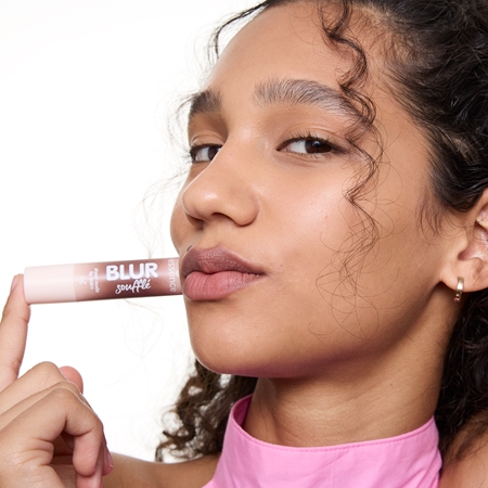 essence Blur Soufflé tönender Lippenbalsam mit Matt-Effekt