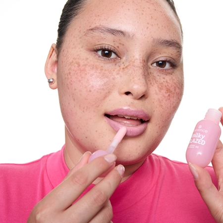 essence milky GLAZED tönender Lippenbalsam mit Glanz