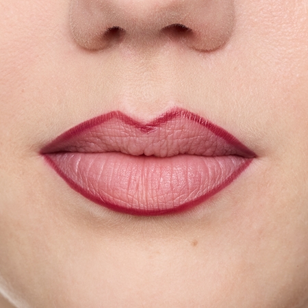 essence line & STAIN! TATTOO Lippenkonturenstift für einen langanhaltenden Effekt