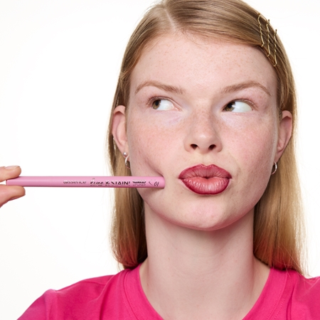 essence line & STAIN! TATTOO Lippenkonturenstift für einen langanhaltenden Effekt