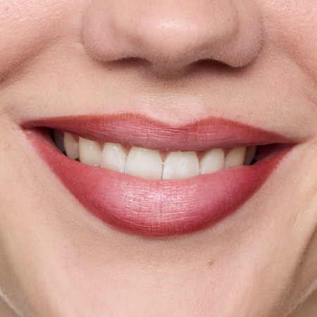 essence line & STAIN! TATTOO Lippenkonturenstift für einen langanhaltenden Effekt