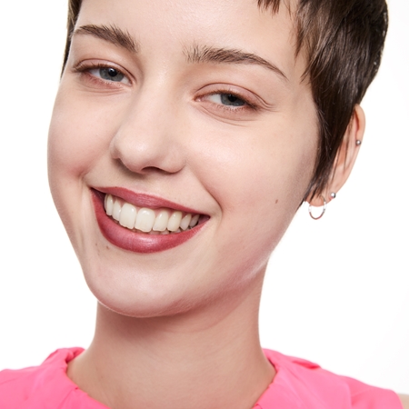 essence line & STAIN! TATTOO Lippenkonturenstift für einen langanhaltenden Effekt