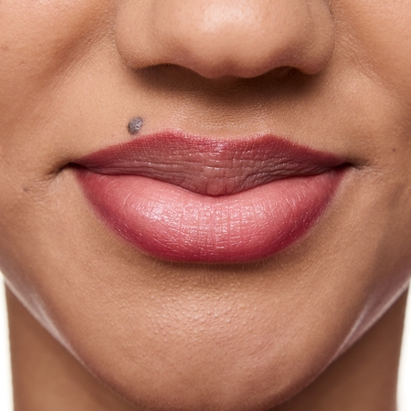 essence line & STAIN! TATTOO Lippenkonturenstift für einen langanhaltenden Effekt