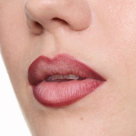 essence line & STAIN! TATTOO Lippenkonturenstift für einen langanhaltenden Effekt
