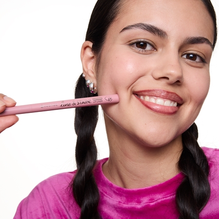 essence line & STAIN! TATTOO Lippenkonturenstift für einen langanhaltenden Effekt
