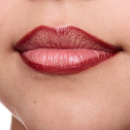 essence line & STAIN! TATTOO Lippenkonturenstift für einen langanhaltenden Effekt