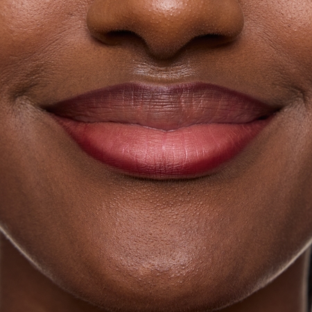 essence line & STAIN! TATTOO Lippenkonturenstift für einen langanhaltenden Effekt