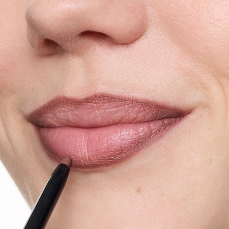 essence 8h Matte Comfort Matte Lip Liner with sharpener