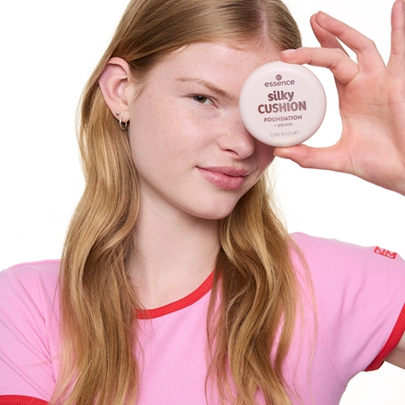 essence silky CUSHION FOUNDATION fond de teint en coussin à couvrance moyenne