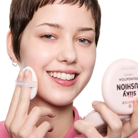 essence silky CUSHION FOUNDATION fond de teint en coussin à couvrance moyenne