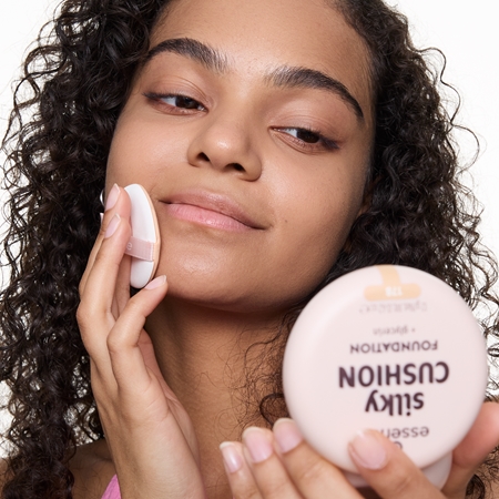 essence silky CUSHION FOUNDATION fond de teint en coussin à couvrance moyenne