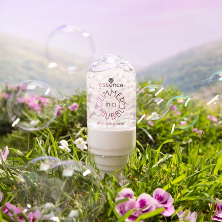 essence GLIMMER IN A BUBBLE Liquid Primer for radiant-looking skin
