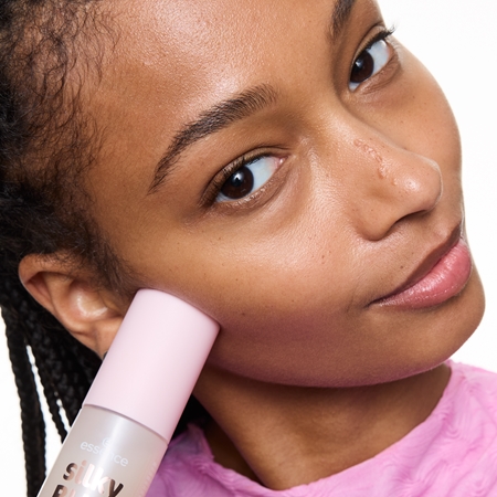 essence silky BLUR Make-up Fixierspray mit Weichzeichnungseffekt