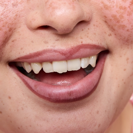 essence line & STAIN! TATTOO Lippenkonturenstift für einen langanhaltenden Effekt