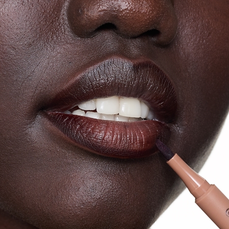 essence line & STAIN! TATTOO Lippenkonturenstift für einen langanhaltenden Effekt