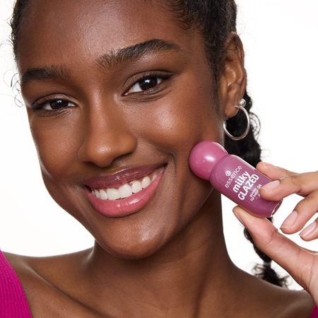 essence milky GLAZED tönender Lippenbalsam mit Glanz