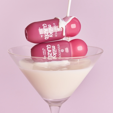 essence milky GLAZED tönender Lippenbalsam mit Glanz