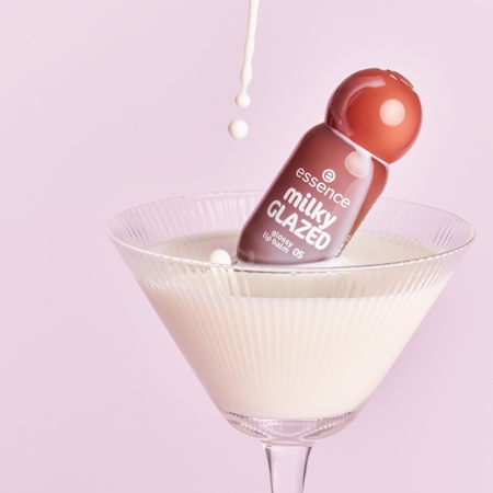 essence milky GLAZED tönender Lippenbalsam mit Glanz