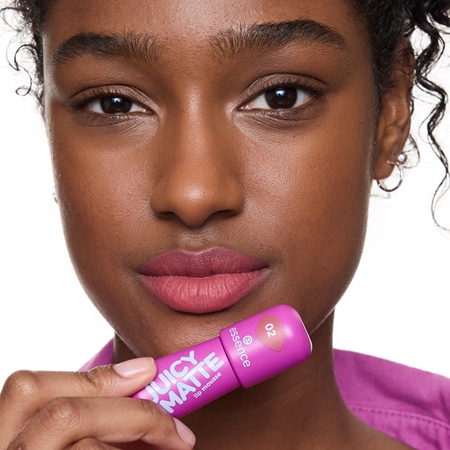 essence JUICY MATTE Mousse-Lippenstift mit Matt-Effekt