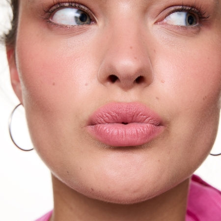 essence JUICY MATTE lip mousse with matt effect