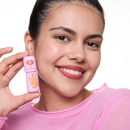 essence JUICY MATTE Mousse-Lippenstift mit Matt-Effekt
