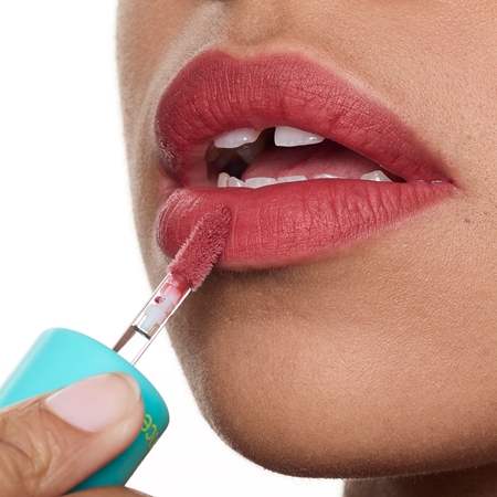 essence JUICY MATTE Mousse-Lippenstift mit Matt-Effekt